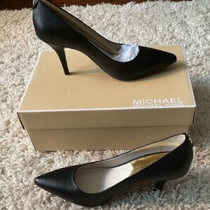 💐NEW IN BOX💐 Michael Kors Black Flex Mid Pump Leather - size 6